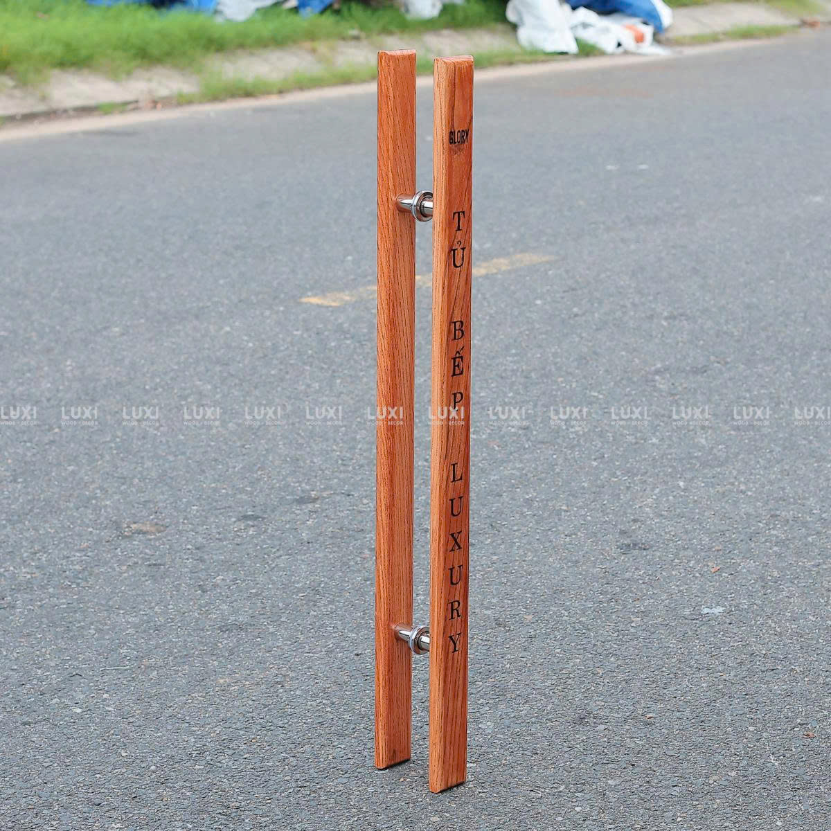 TAY NẮM GỖ PASS INOX, KHẮC NỘI DUNG THEO YÊU CẦU (GỖ SỒI/OAK) - LUXI DECOR