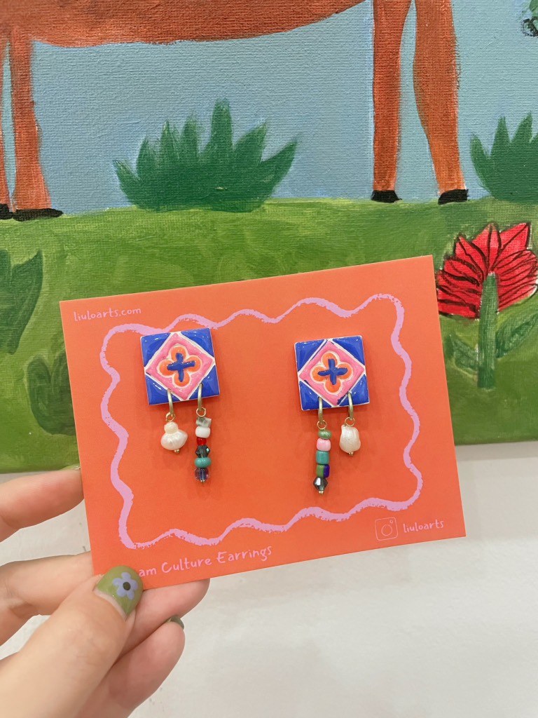 Khuyên tai Líu Lô Gạch Bông Charm