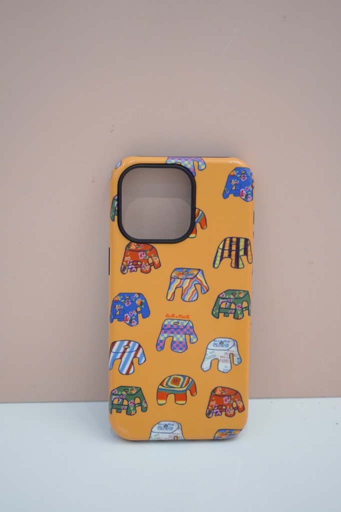 Ốp 13 pro nhiều ghế nền vàng Mai Lê x Líu Lô