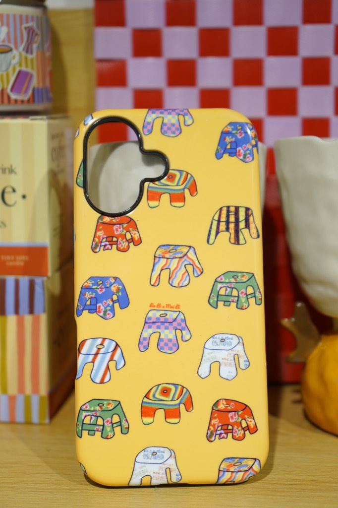 Ốp 17 nhiều ghế nền vàng Mai Lê x Líu Lô