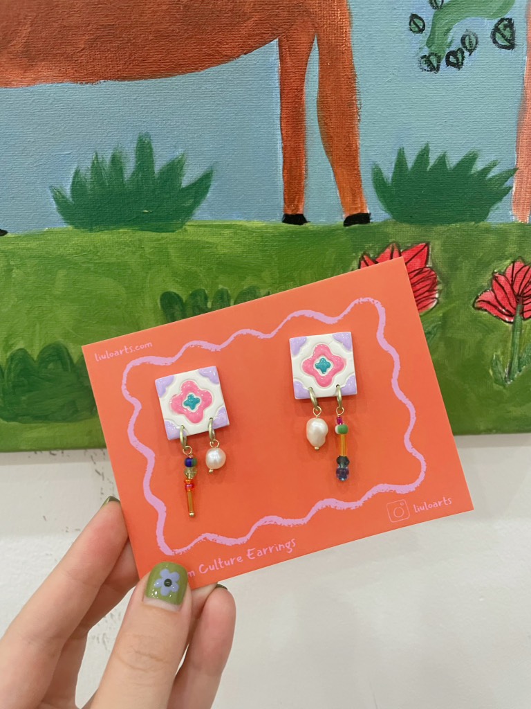 Khuyên tai Líu Lô Gạch Bông Charm