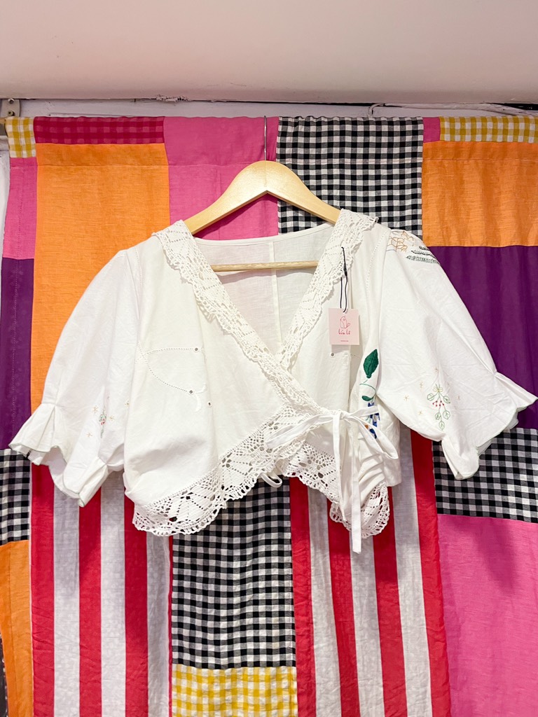 Áo crop top trắng thêu tay Chế Upcycled Clothing
