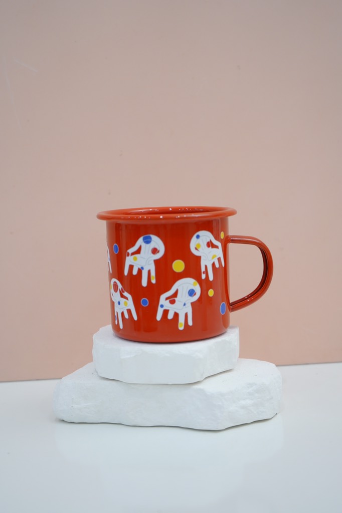 Cốc inox tráng men ghế chấm bi nền đỏ Mai Lê x Líu Lô