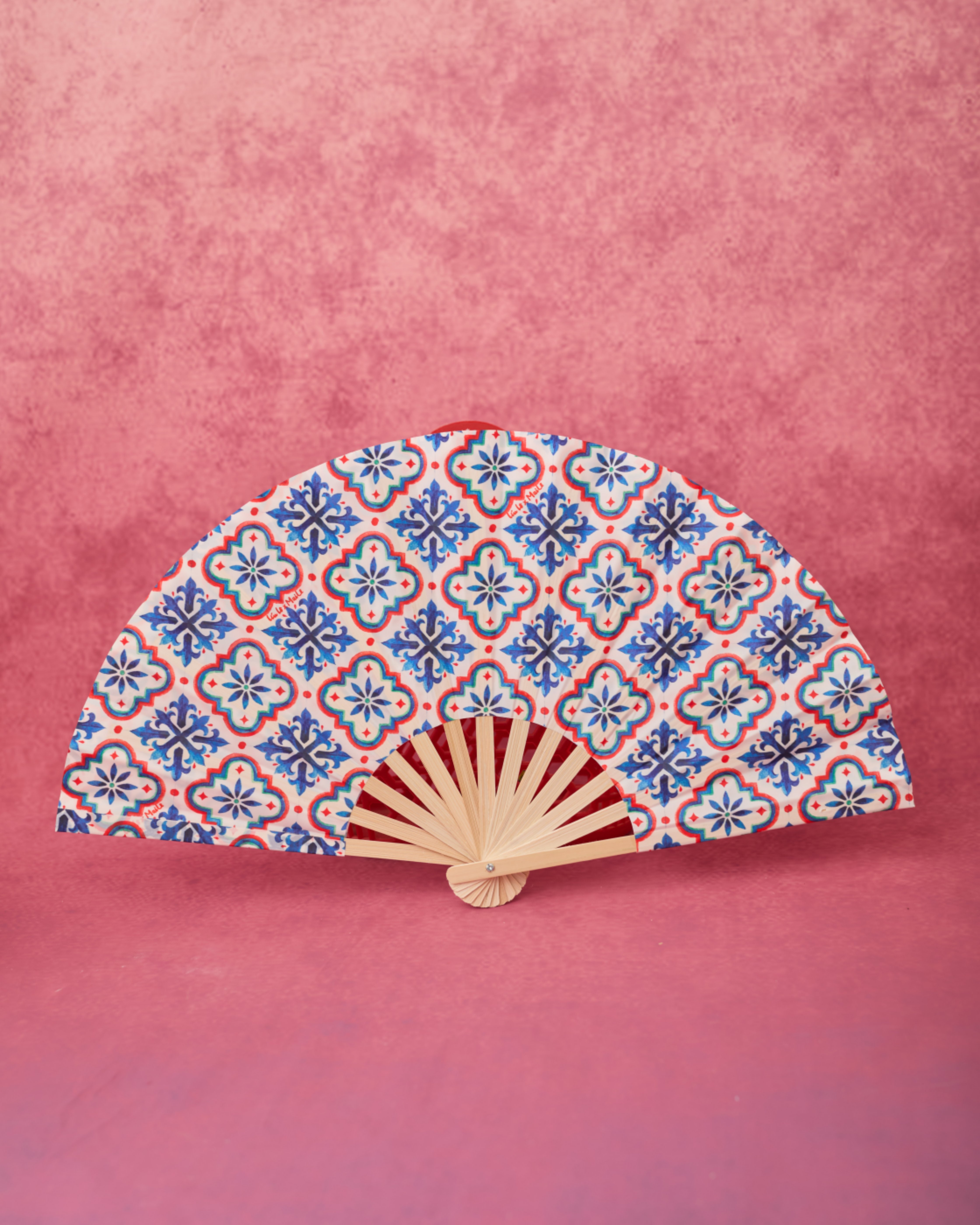 Quạt nền gạch bông xanh Mai Lê x Líu Lô