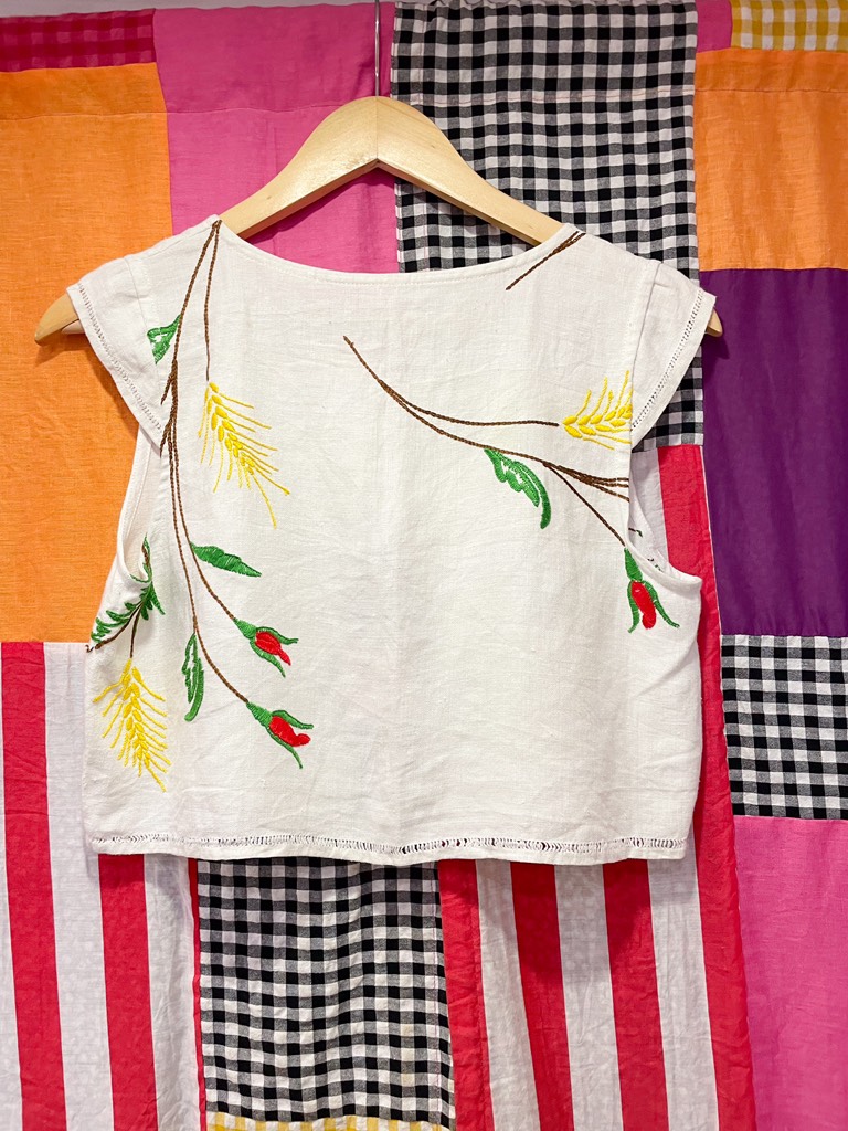 Áo crop top trắng thêu tay Chế Upcycled Clothing