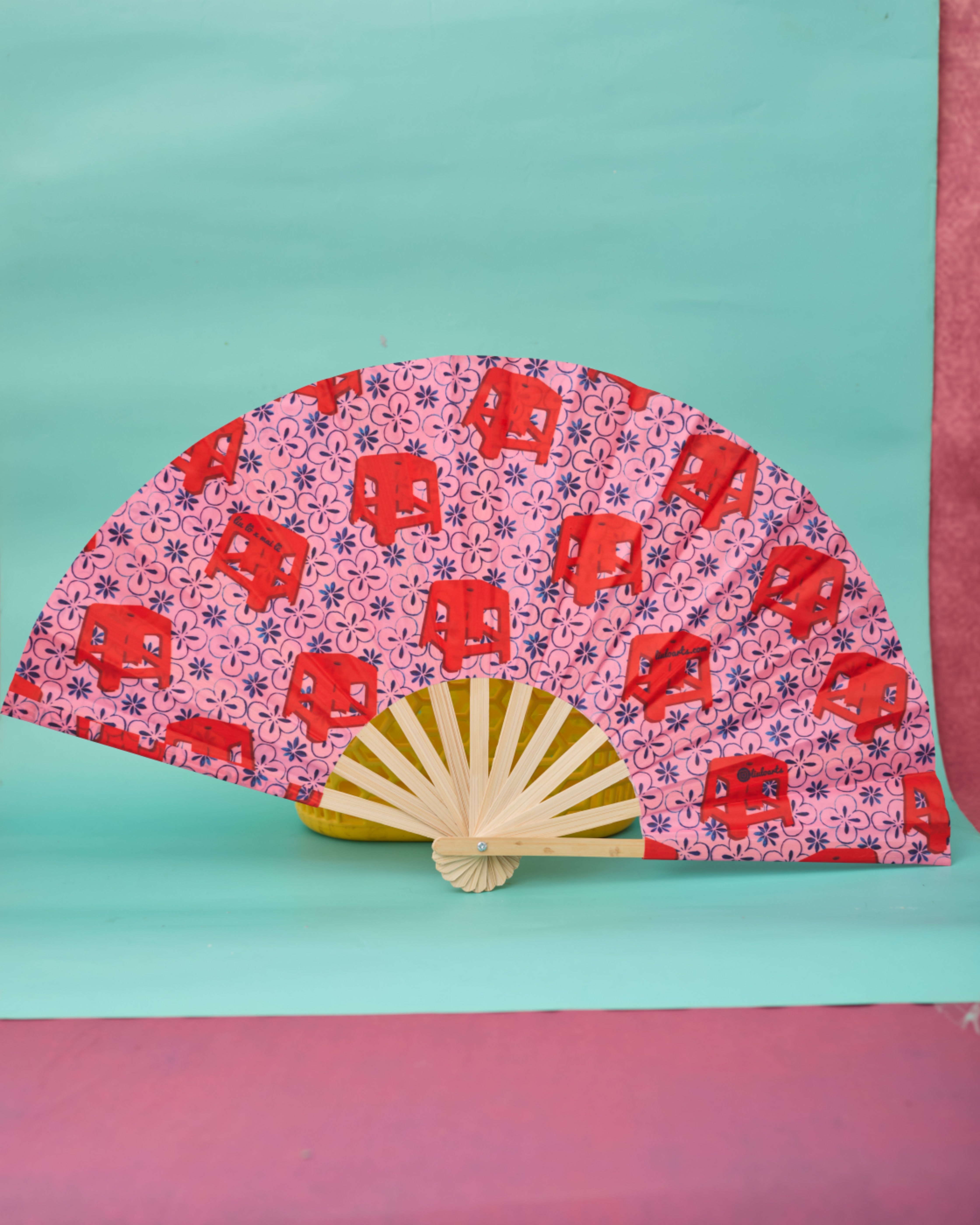 Quạt Ghế đỏ nền hồng Mai Lê x Líu Lô