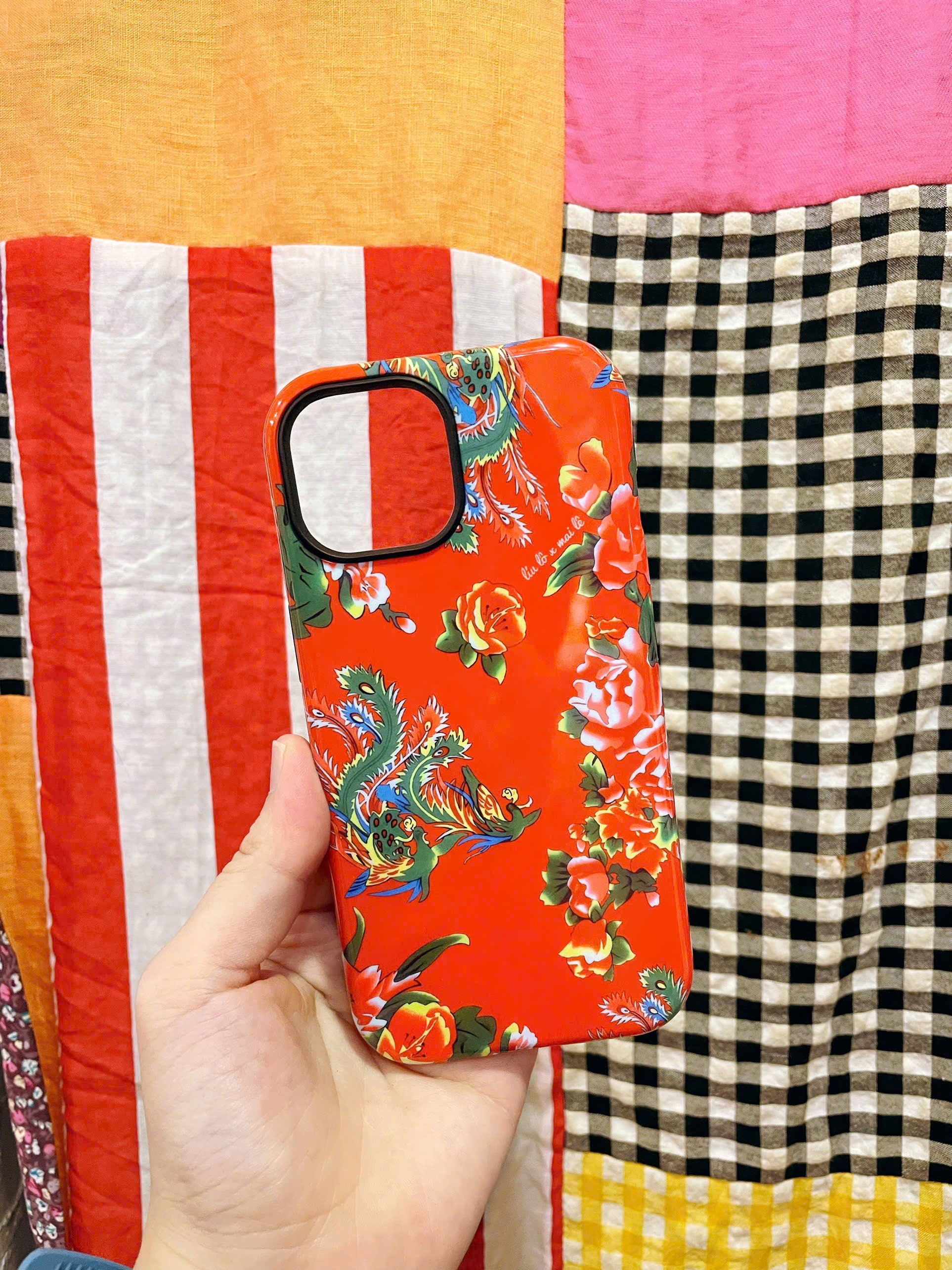 Ốp Iphone 14 pro chăn con công đỏ Mai Lê x Líu Lô