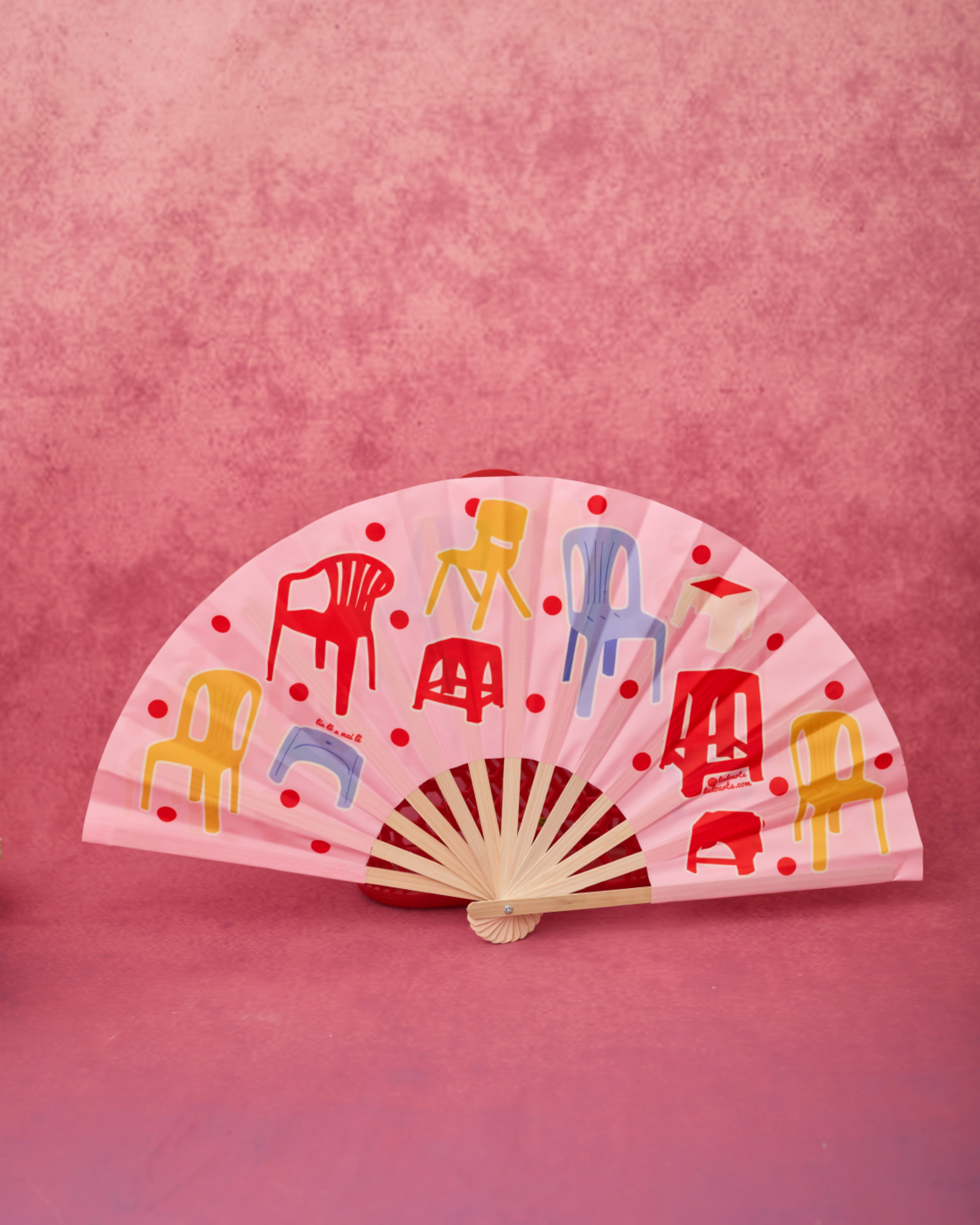 Quạt nhiều ghế nền hồng Mai Lê x Líu Lô