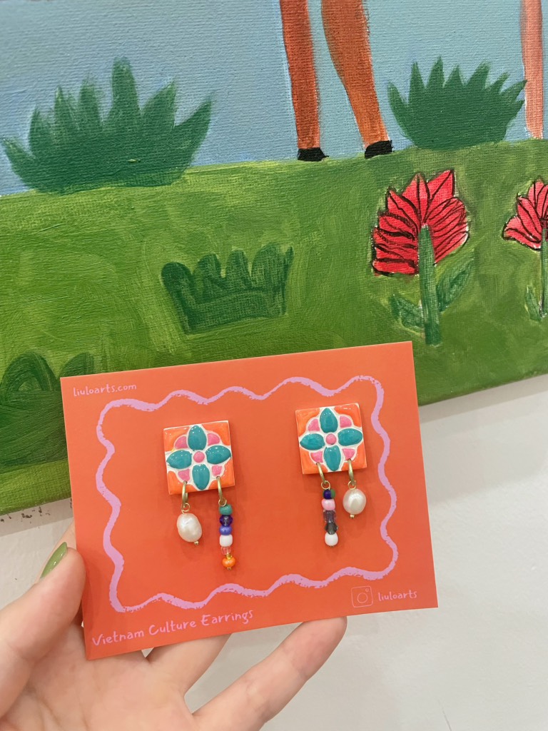 Khuyên tai Líu Lô Gạch Bông Charm