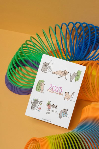 Lịch 2025 A7 + đế gỗ Posters Thingy