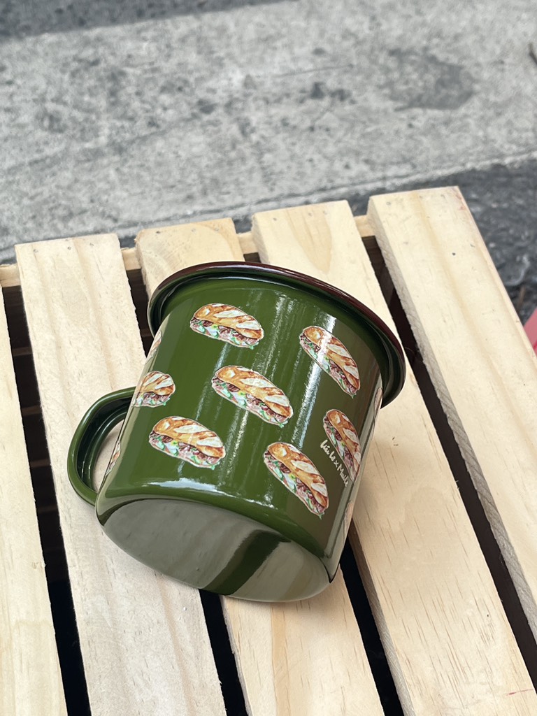 Cốc inox tráng men bánh mì Mai Lê x Líu Lô