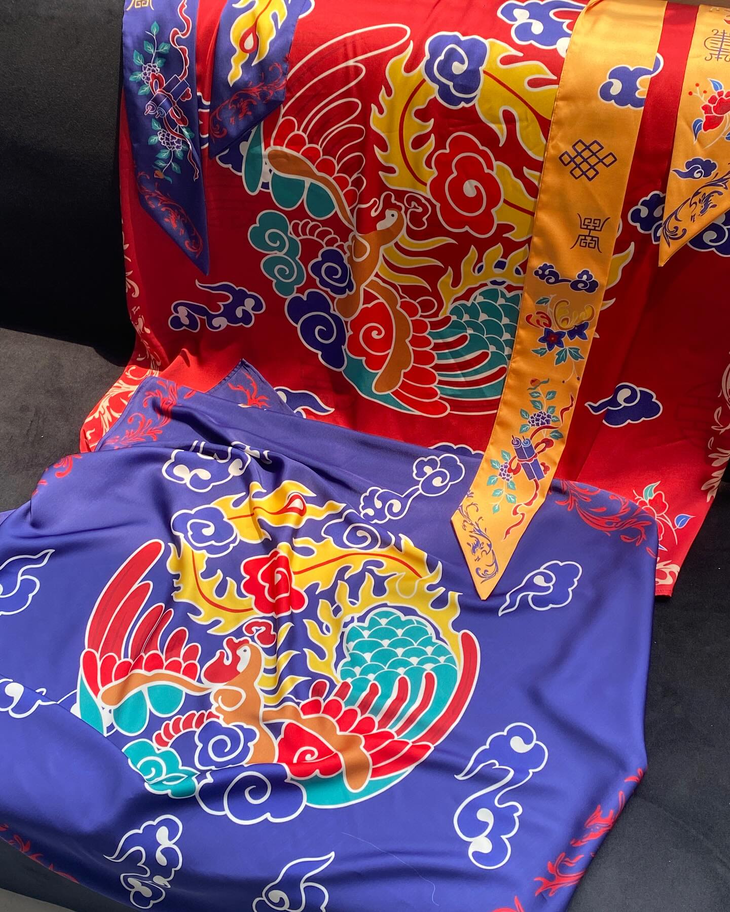 Khăn lụa vuông Huế motif đỏ Mai Lê