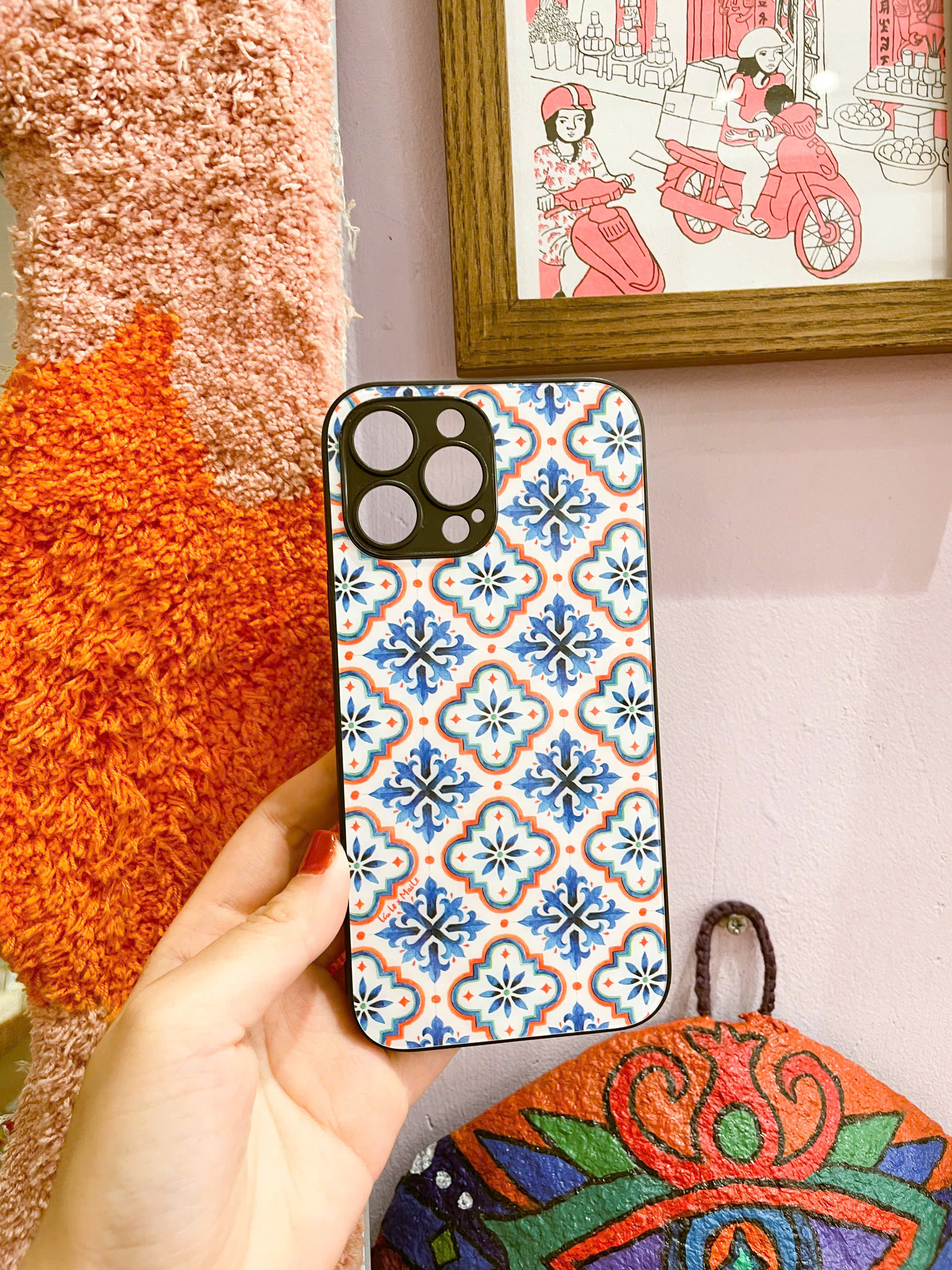 Ốp 14 promax Mai Lê x Líu Lô họa tiết gạch bông xanh