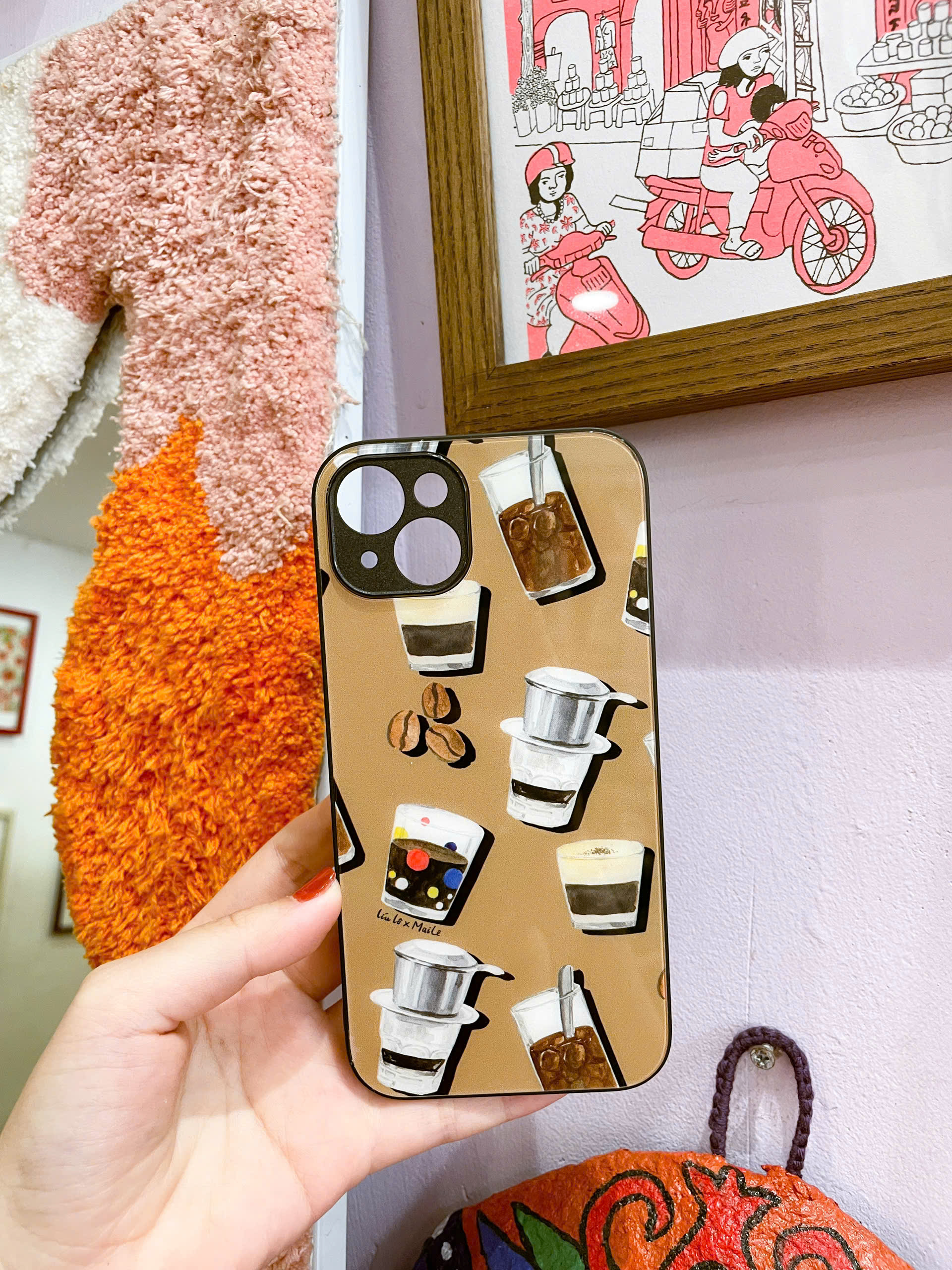 Ốp 13 pro Mai Lê x Líu Lô cà phê nền nâu