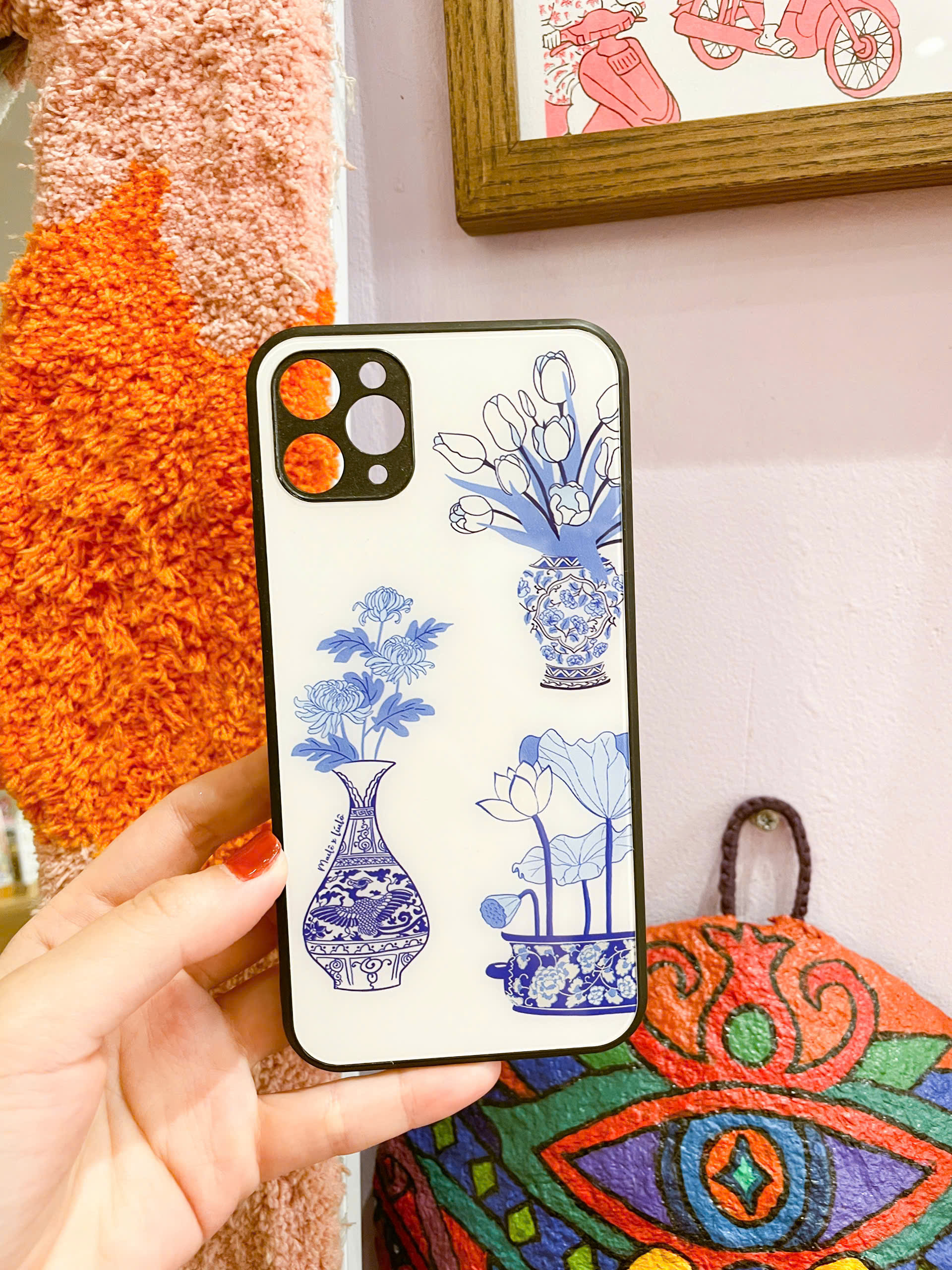 Ốp 12 pro Mai Lê x Líu Lô bình hoa Bát Tràng