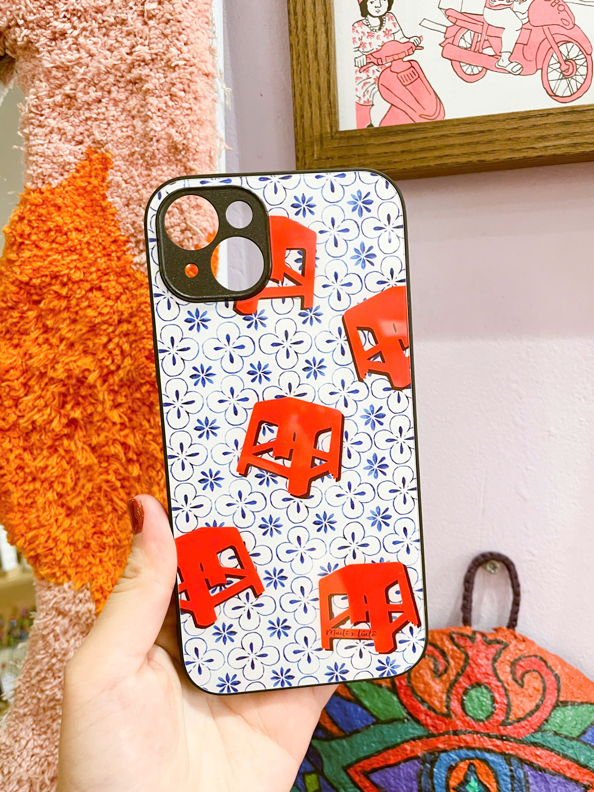 Ốp 15 pro Mai Lê x Líu Lô ghế nhựa đỏ