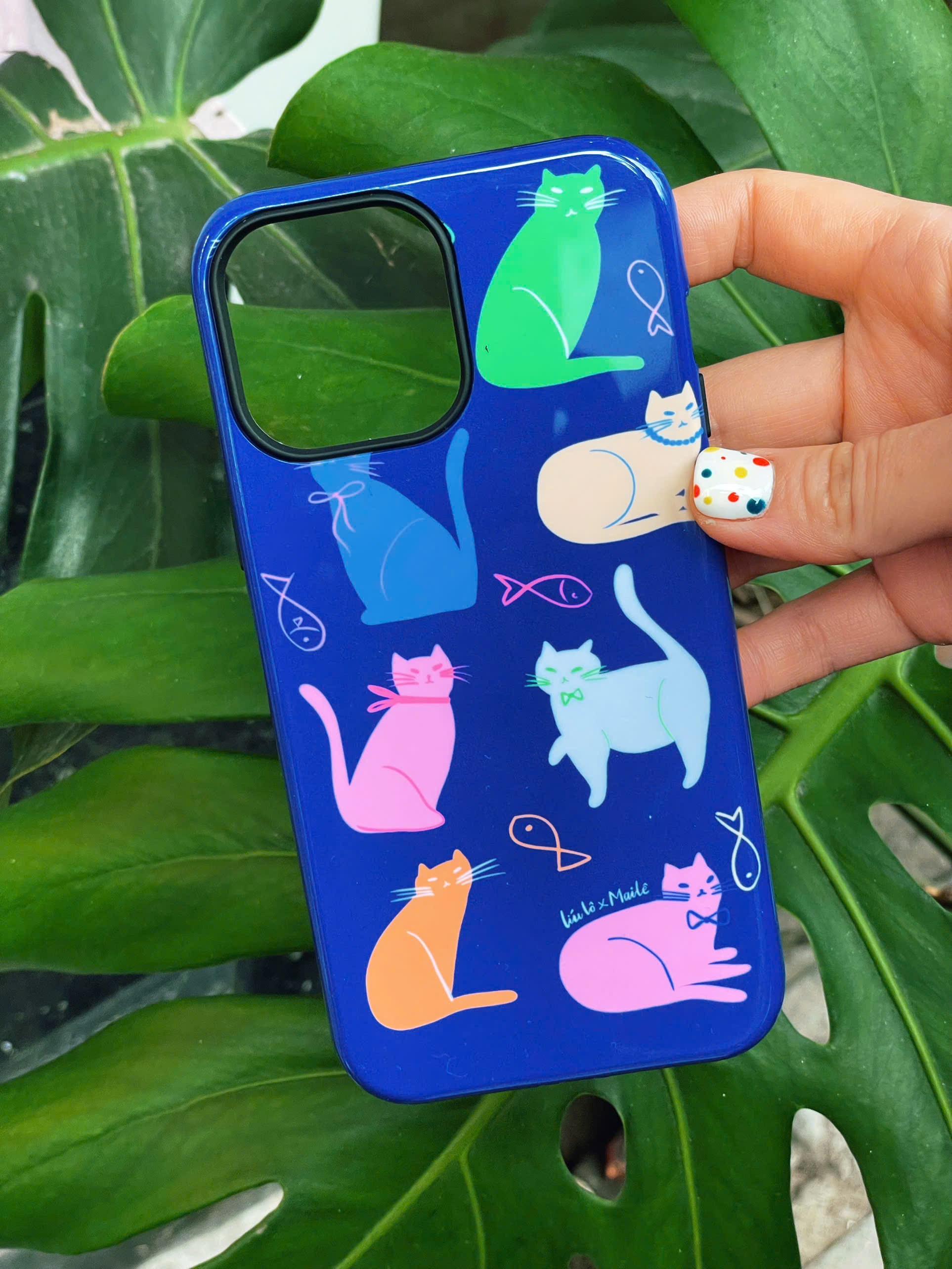 Ốp Iphone 15 promax Líu Lô x Mai Lê mèo nền xanh dương