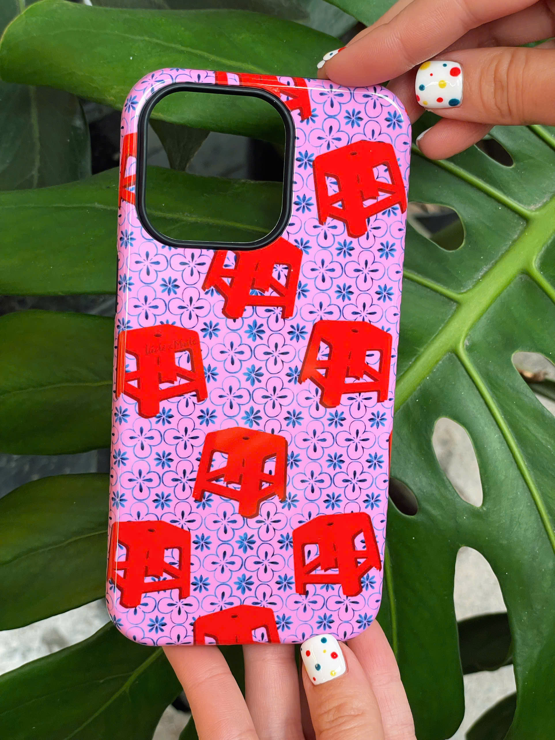Ốp Iphone 13 / 14  Líu Lô x Mai Lê ghế đỏ nền hồng