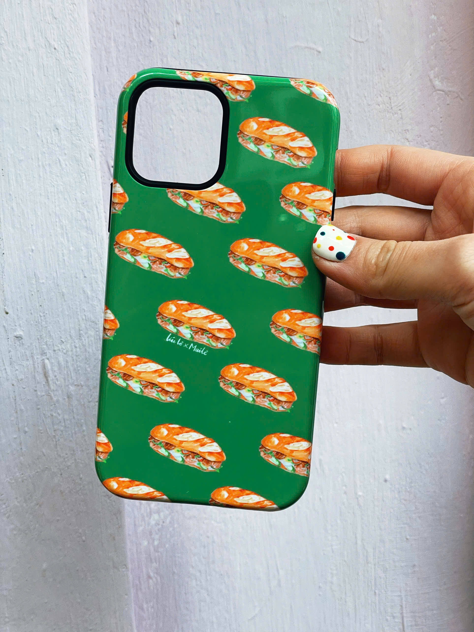 Ốp Iphone 14 pro Líu Lô x Mai Lê bánh mì nền xanh lá cây