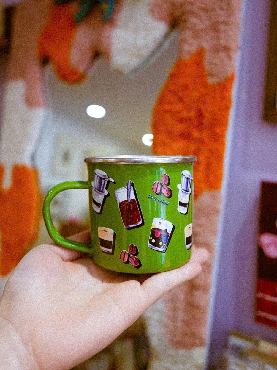 Cốc inox tráng men cà phê nền xanh Mai Lê x Líu Lô