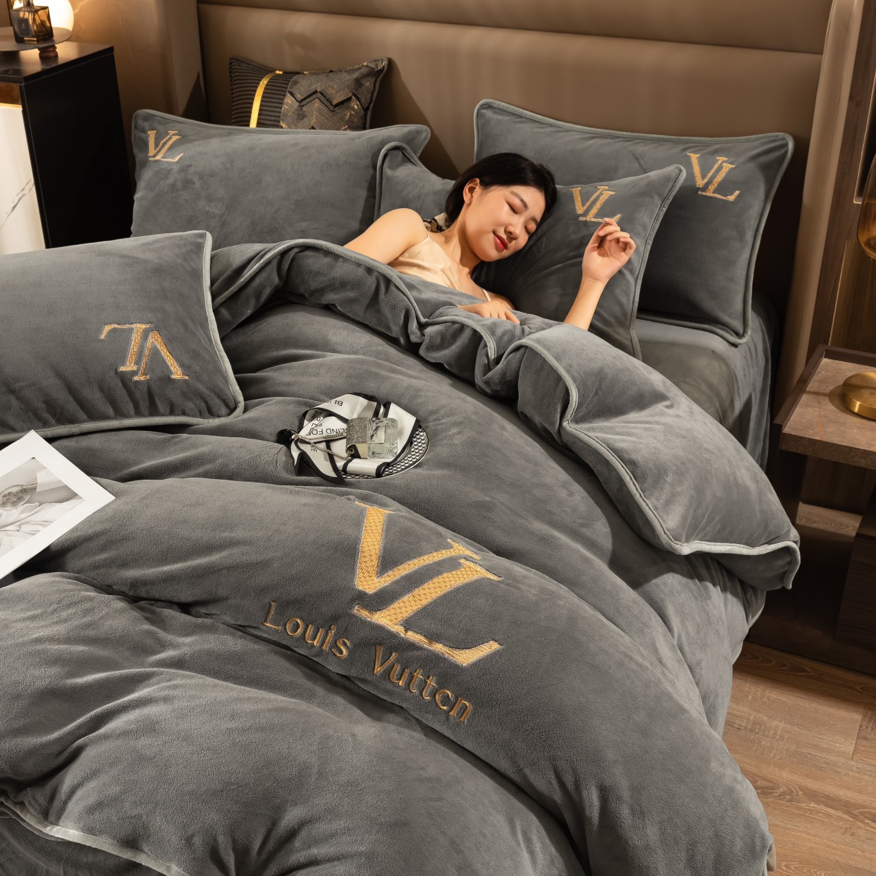 Bộ chăn ga gối nỉ nhung thêu nổi LV sang trọng