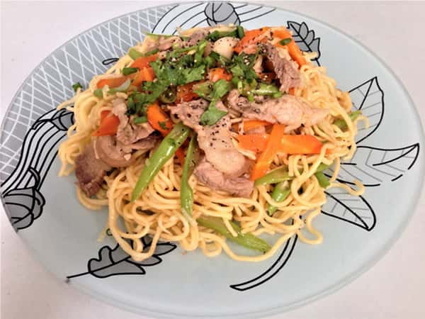 Mì xào thịt heo