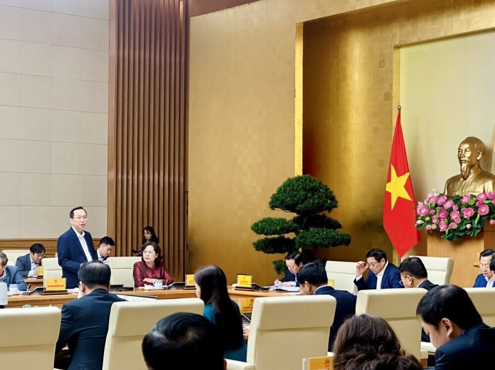 Phó Thống đốc Đào Minh Tú: Sẽ tiếp tục giảm lãi suất cho vay và không có chuyện phải xin room tín dụng