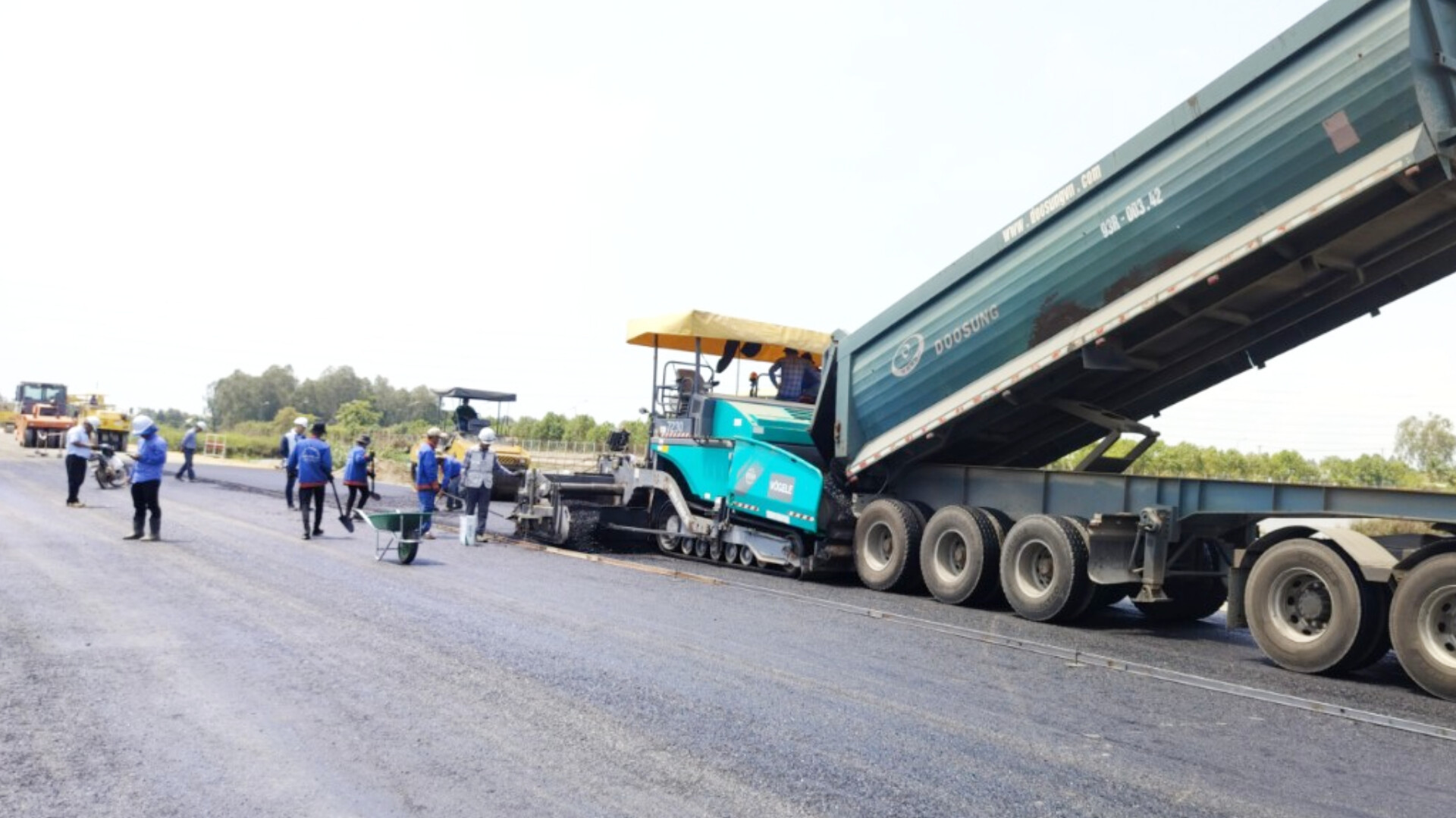 Bắt đầu thảm nhựa tuyến tránh thành phố Long Xuyên