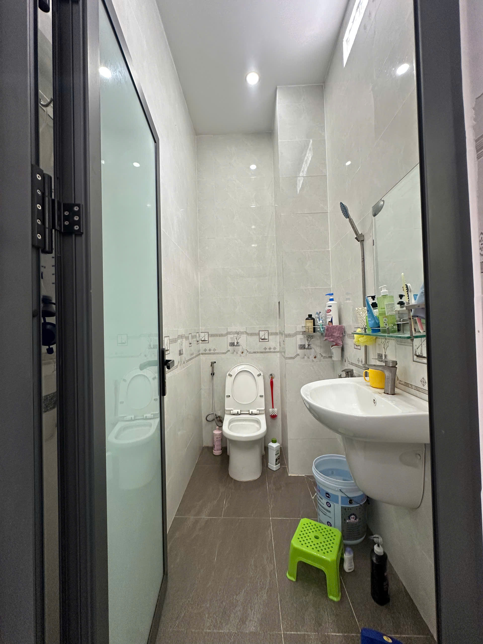 🏠 Bán Nhà 1 Trệt 2 Lầu Mặt Tiền Đường Dự Định, Bình Khánh!