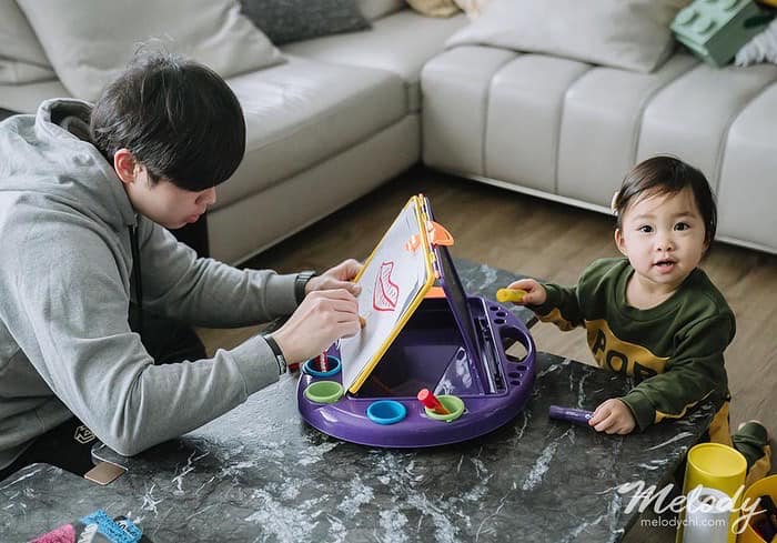 Bảng vẽ 2 in1 Little Brian (gồm bảng trắng, bảng đen và màu vẽ)