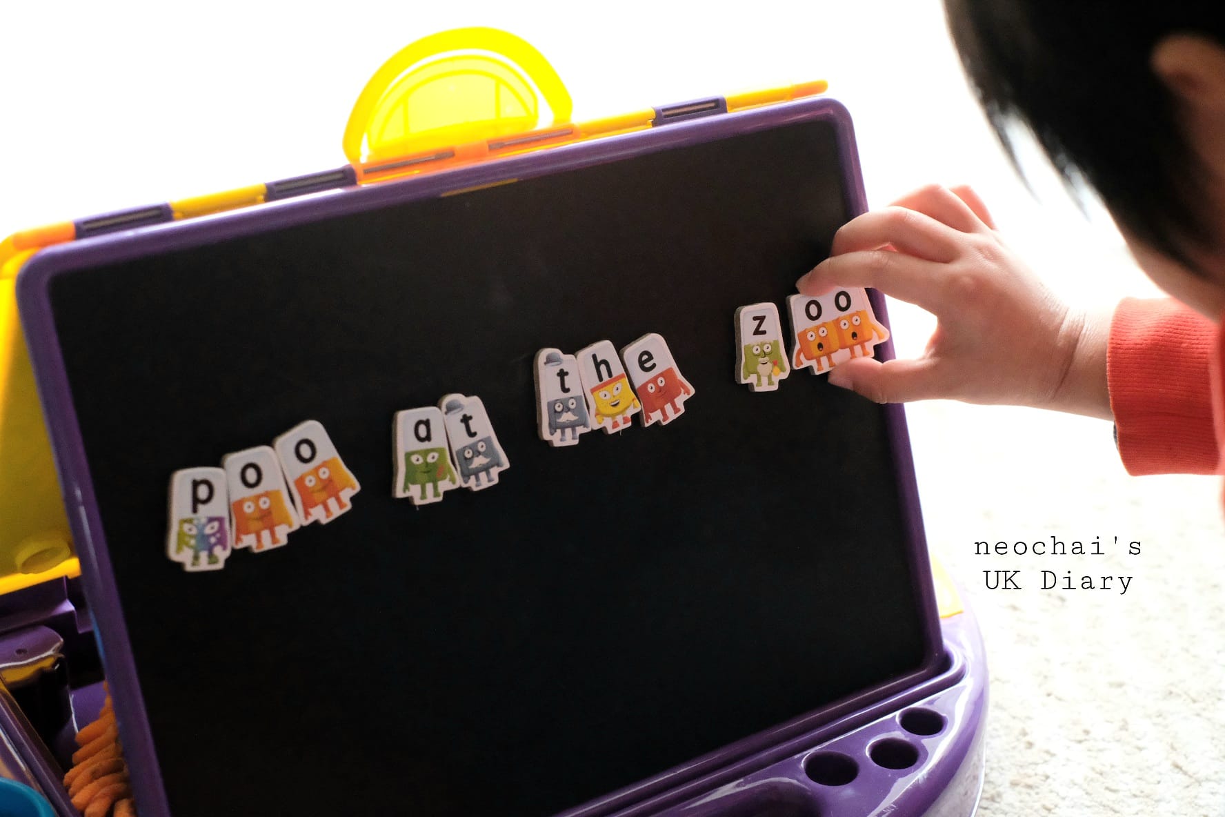 Bảng vẽ 2 in1 Little Brian (gồm bảng trắng, bảng đen và màu vẽ)