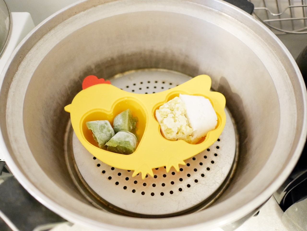 Khay hấp hình con gà Hồng - innobaby từ Hàn Quốc | Din Din SMART Silicone Chicken Steamer