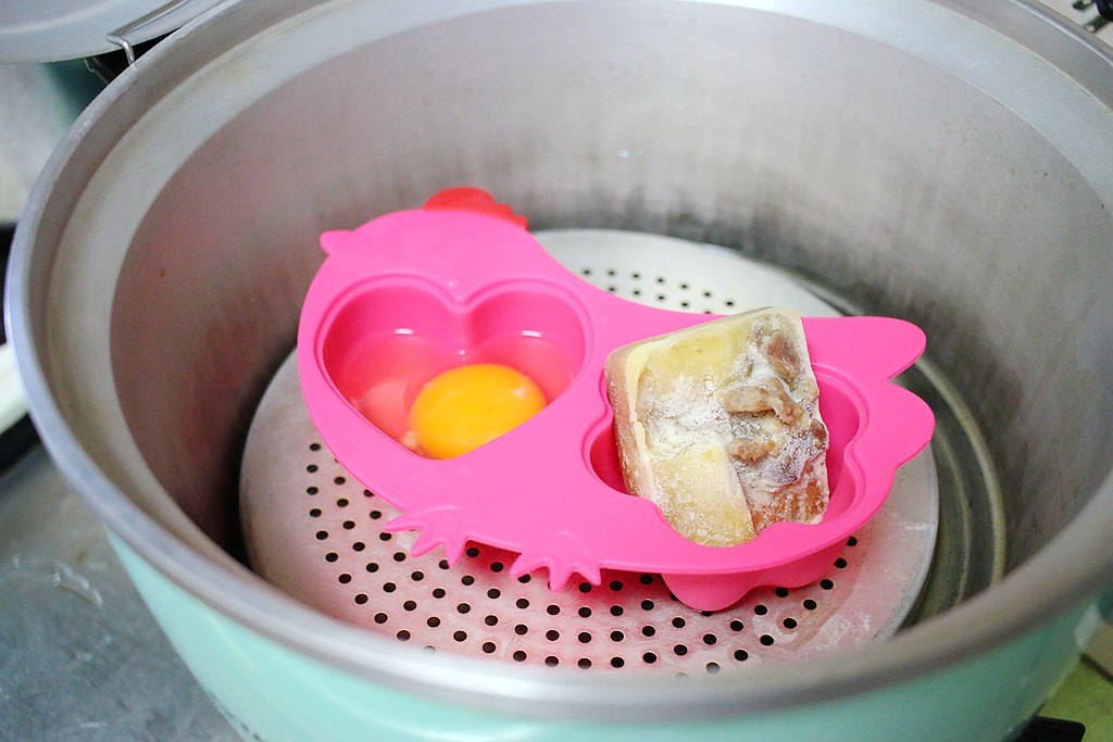 Khay hấp hình con gà Hồng - innobaby từ Hàn Quốc | Din Din SMART Silicone Chicken Steamer
