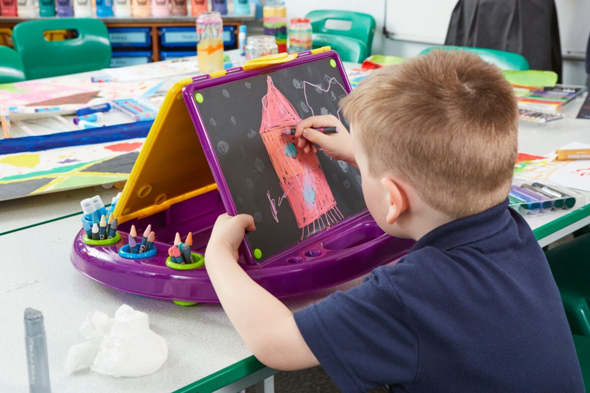 Bảng vẽ 2 in1 Little Brian (gồm bảng trắng, bảng đen và màu vẽ)