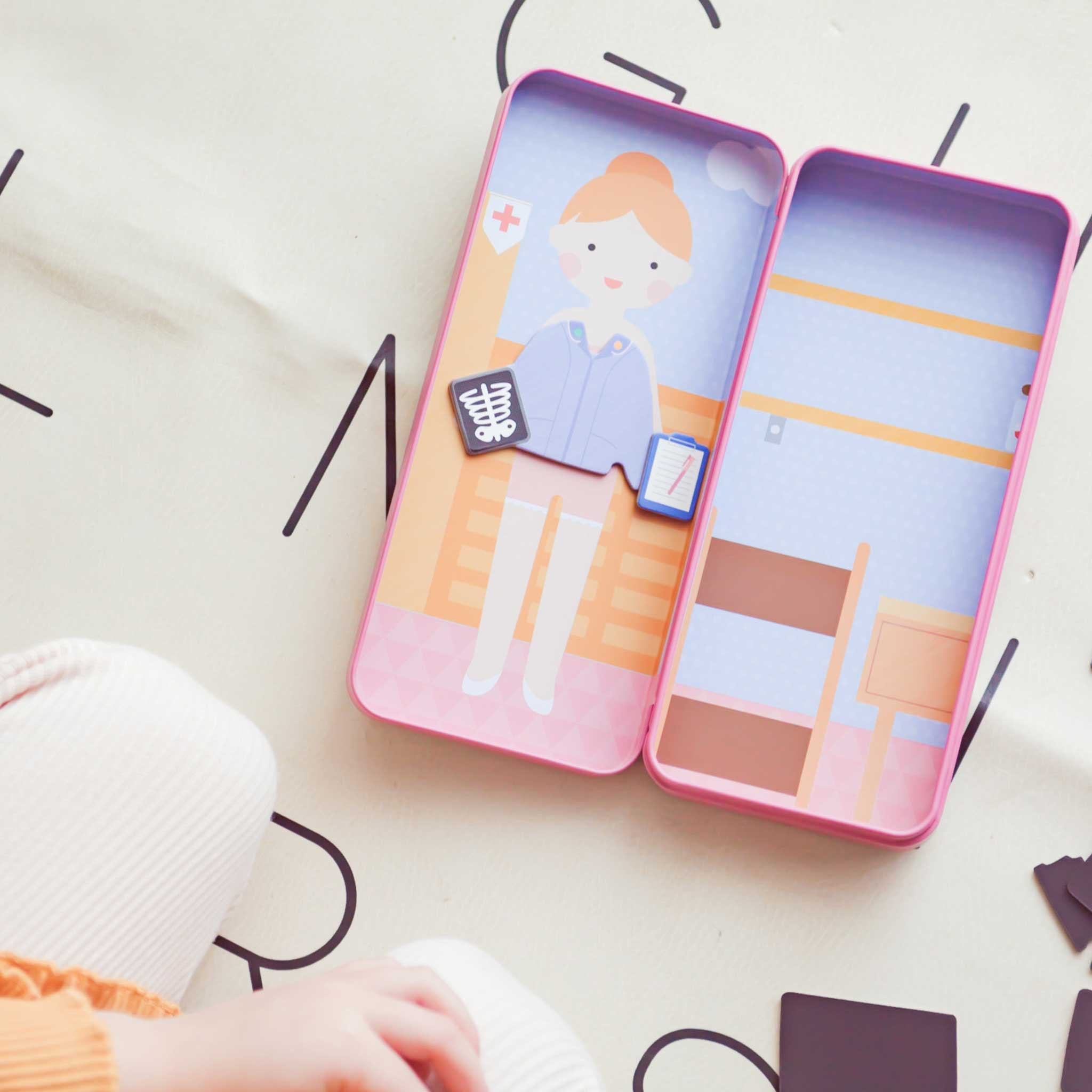 Hộp bút kèm mảnh ghép nam châm _ Y tá