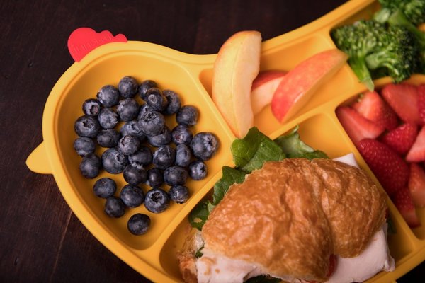 Khay ăn dặm hình chú gà màu vàng-innobaby Hàn Quốc |  DIN DIN SMART Silicone Suction Divided Chicken Plate