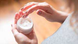 Bôi vitamin E lên mặt có bắt nắng không?