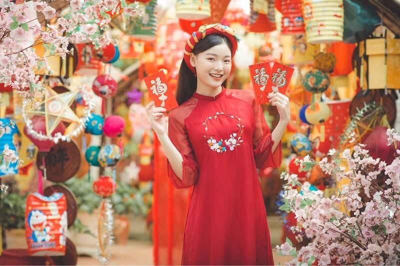 Mùng 1 Tết 2025 mặc màu gì để một năm phát tài phát lộc?