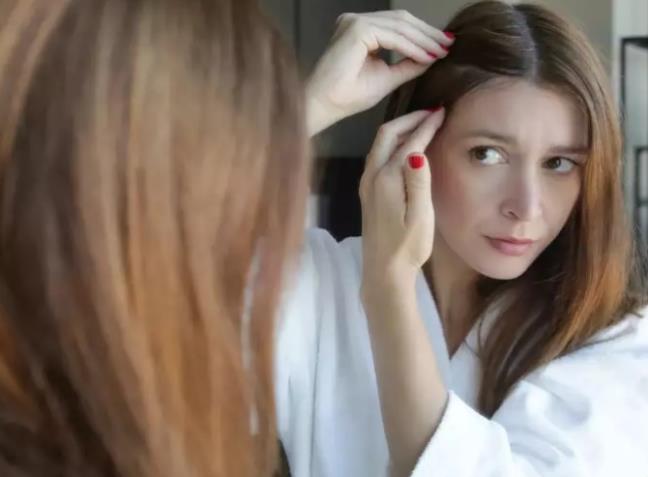 Vì sao tóc bị bạc sớm? Cách ngăn tóc bạc sớm hiệu quả tại nhà