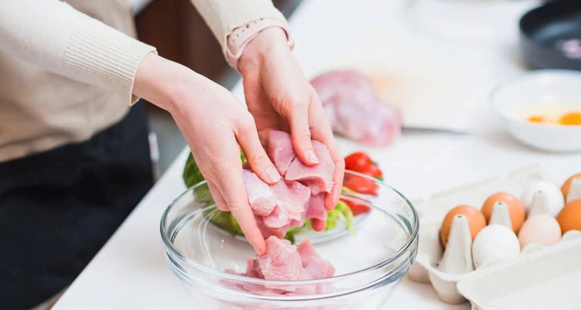 Có Nên Chần Qua Thịt Trước Khi Nấu? Phân Tích Dưới Góc Độ Khoa Học và Dinh Dưỡng