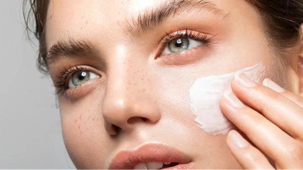 Tiêu chí lựa chọn kem chống nắng cho da khô nám – Hướng dẫn chi tiết cho người mới bắt đầu
