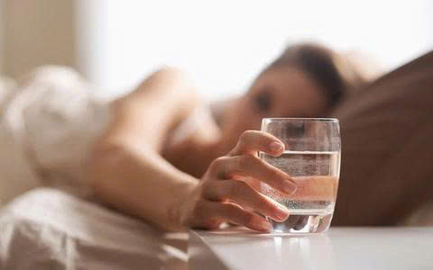 Uống nước trước khi ngủ có ngừa đột quỵ không?