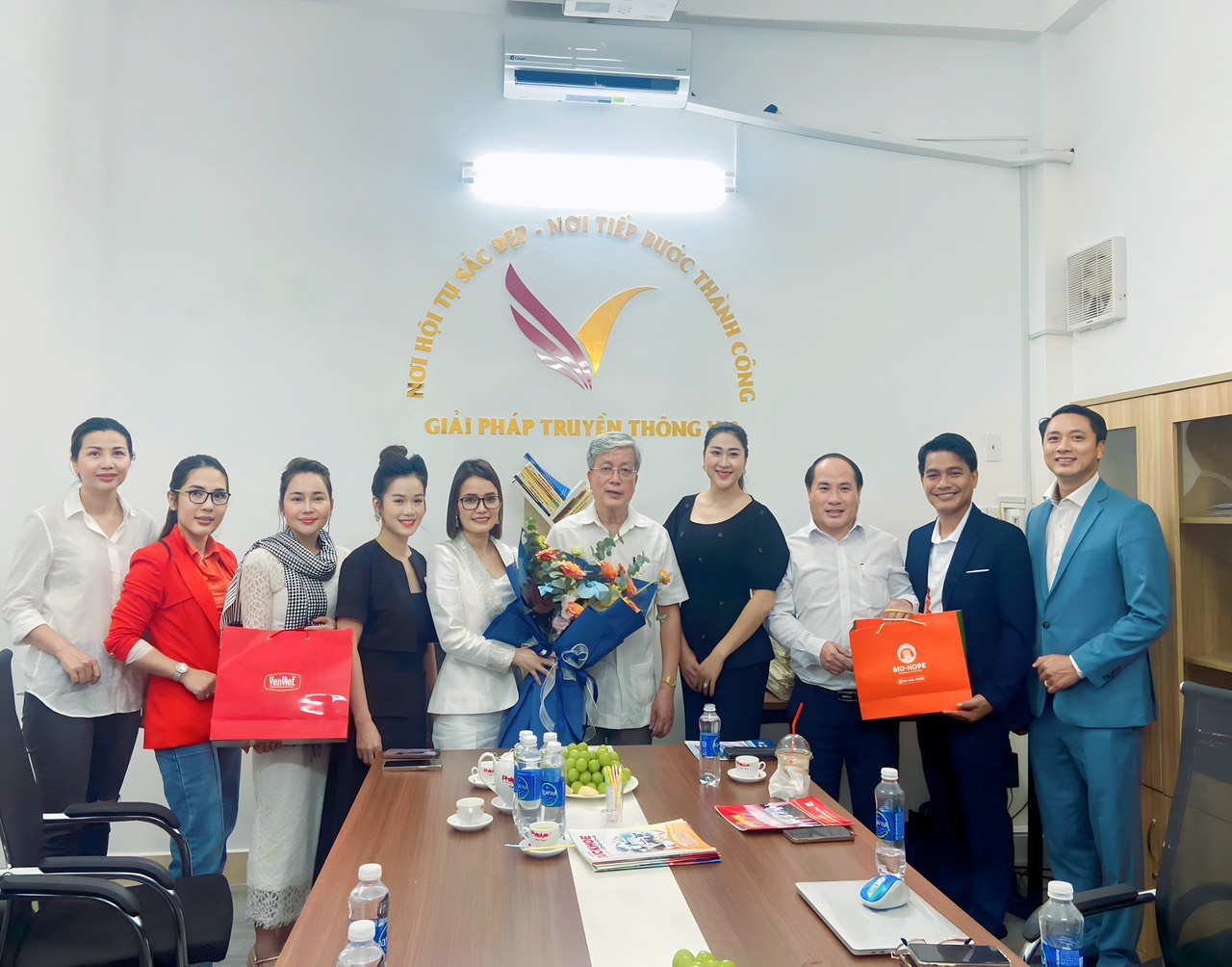 Nguyên Bộ Trưởng Bộ Xây Dựng Nguyễn Hồng Quân tìm hiểu về Đông Trùng Hạ Thảo Bio Hope