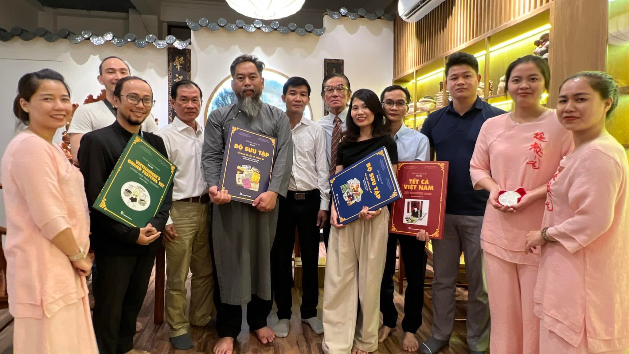 Buổi thưởng trà và giới thiệu ấn phẩm 4 bộ sách Tết của PGS.TS Nguyễn Mạnh Hùng tại Kỳ Trà Các.