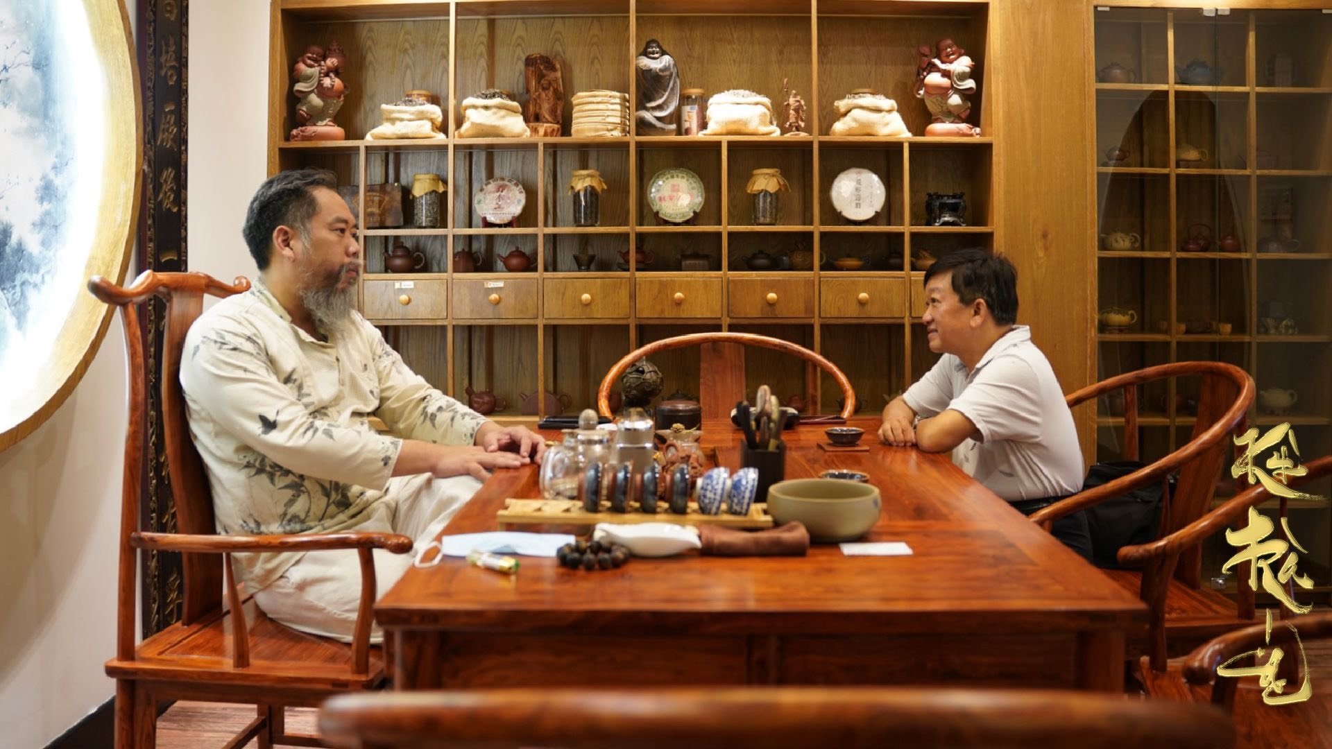 Nhà báo Vĩnh Thắng – Nguyên Tổng Biên tập Tạp chí Thế Giới Mới thưởng trà tại Kỳ Trà Các.