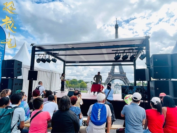 Biểu diễn trà tại Paris - Pháp.