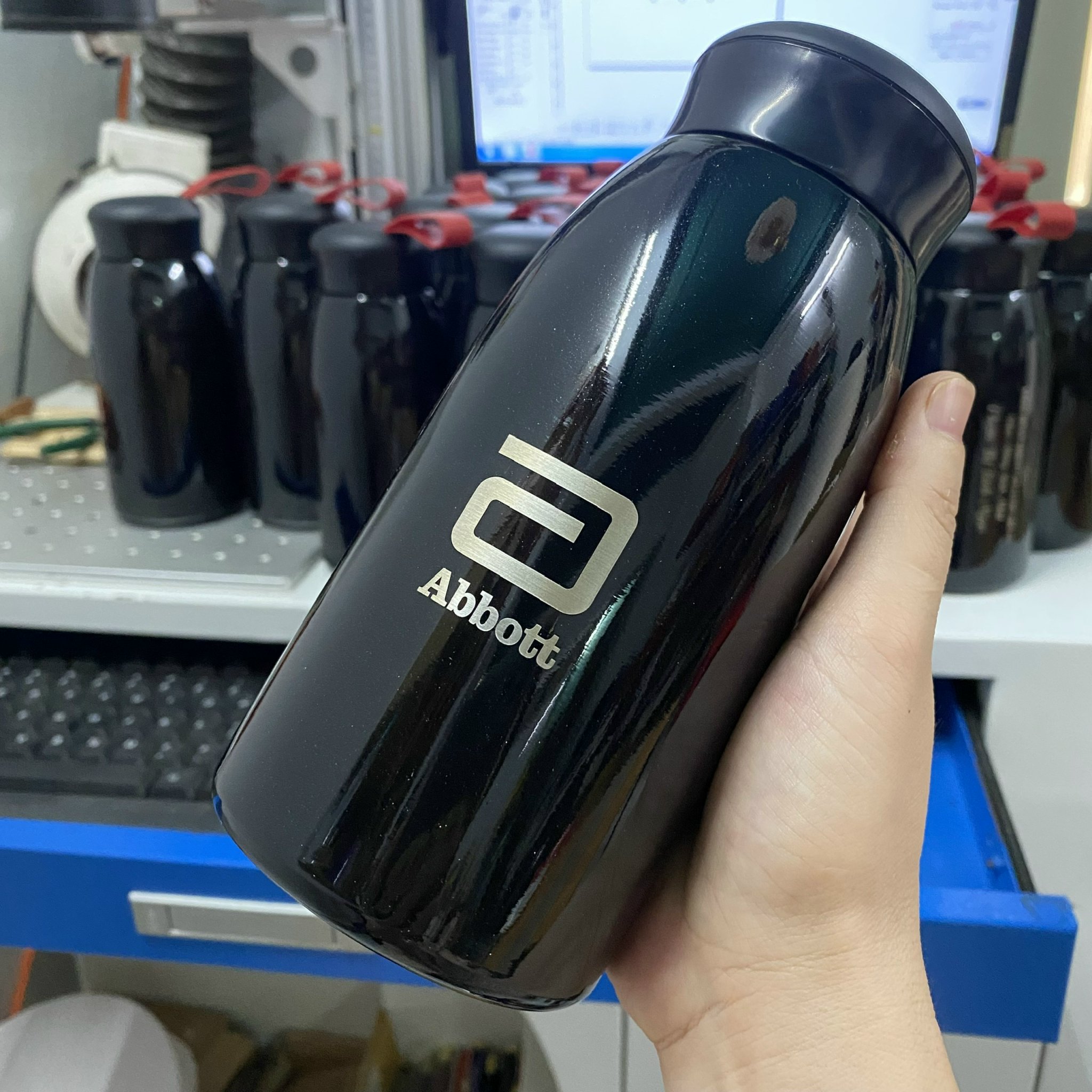 Bình giữ nhiệt 620ml, quà tặng khắc tên, HT62