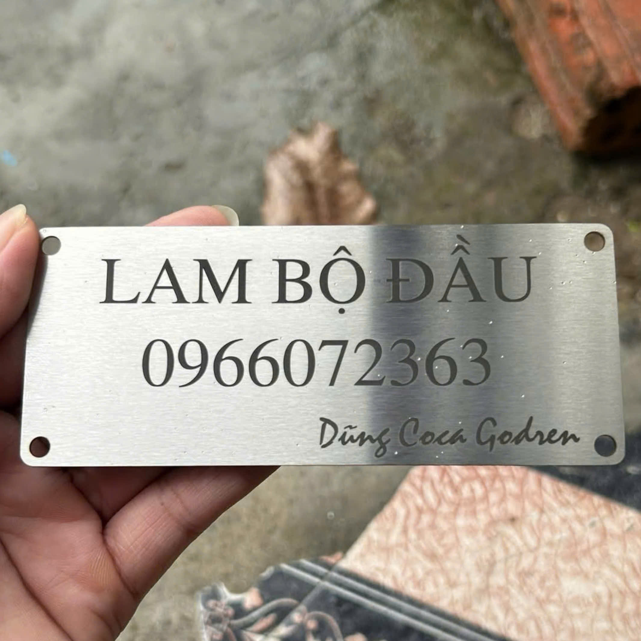 Tem inox bạc xước