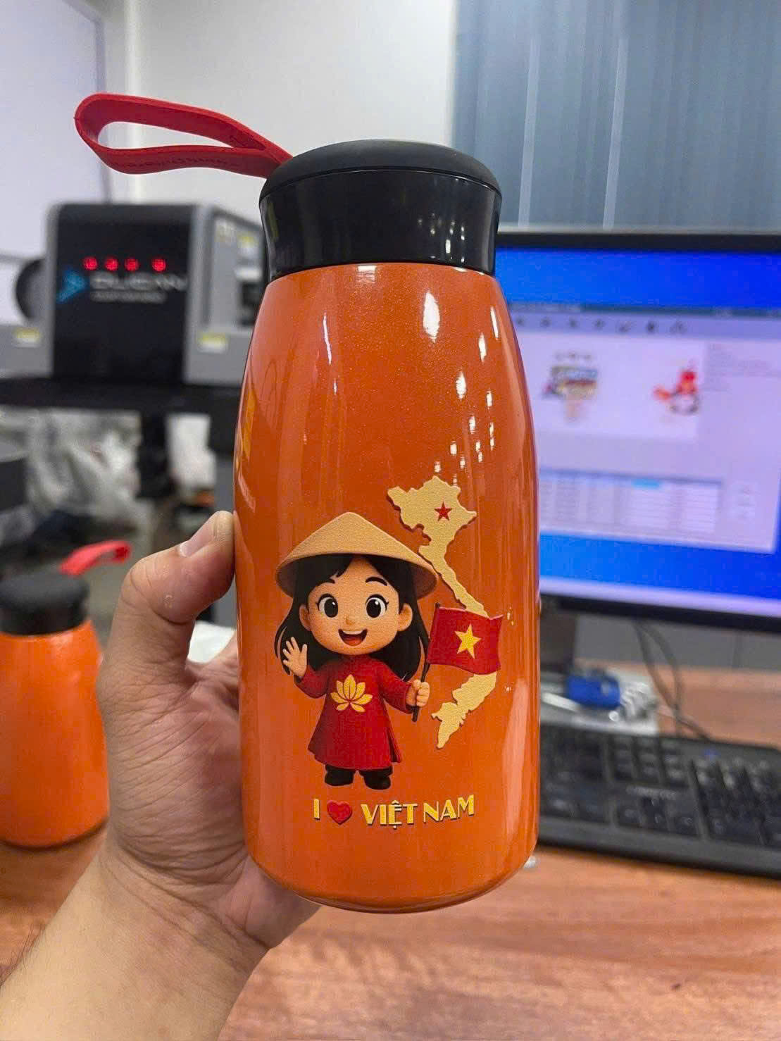 Bình giữ nhiệt 620ml, quà tặng khắc tên, HT62