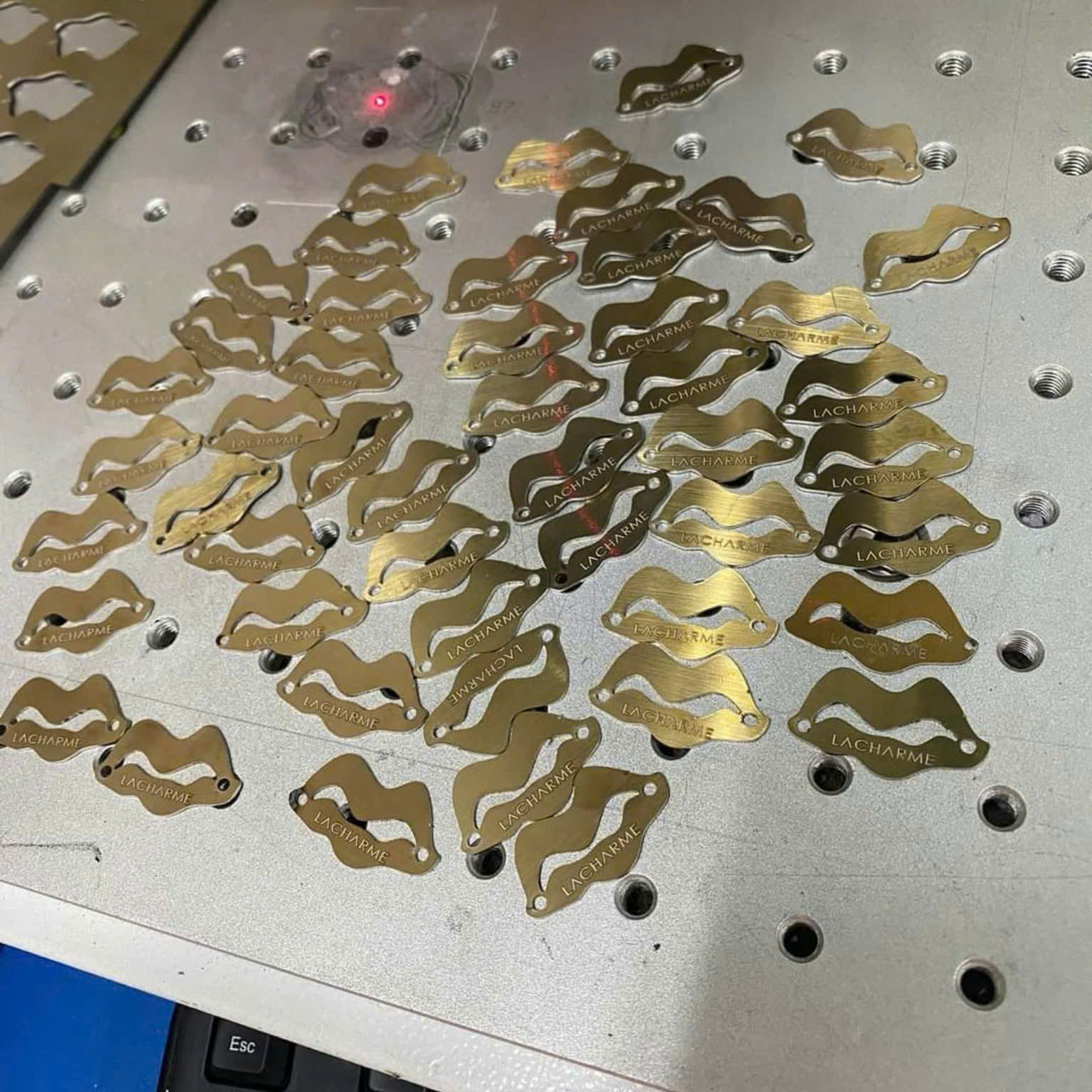 Tem inox khắc laser tại xưởng